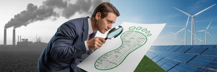 Un chef d’entreprise examinant de près une empreinte de pas carbone dessinée sur un rapport, à l’aide d’une loupe, avec en arrière-plan des symboles d’usine polluante d’un côté et des solutions vertes de l’autre (panneaux solaires, éoliennes), illustrant l’analyse de l’empreinte carbone et les leviers d’action.